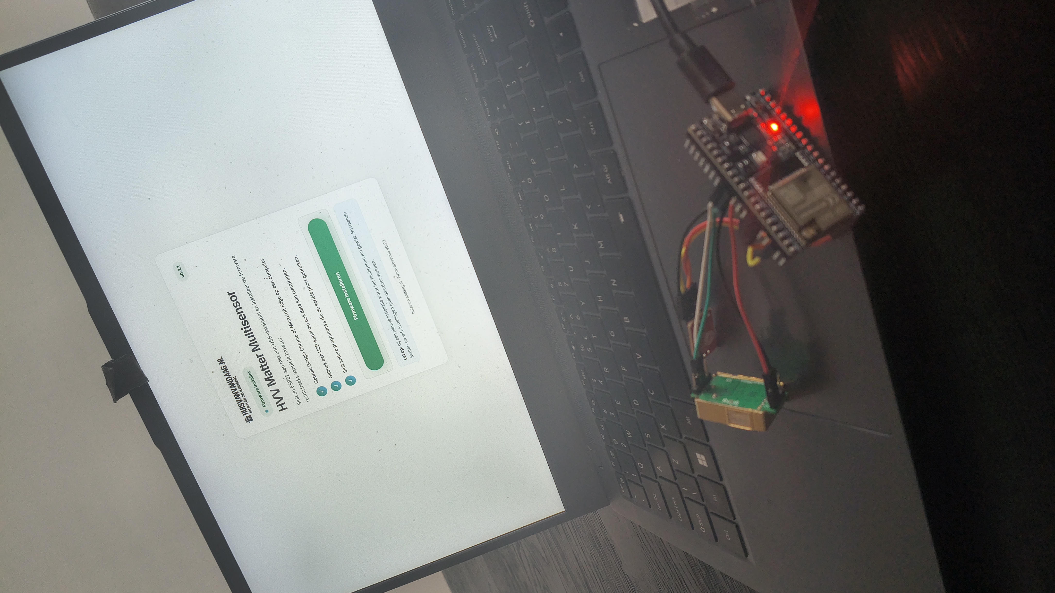 ESP32 met sensoren en de uiteindelijke Web Installer tijdens de ontwikkeling van de HVV Matter Sensor